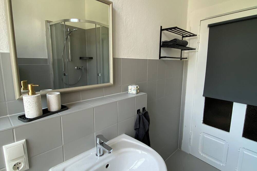 Ganze Wohnung, Sanierte Ferienwohnung in historischer Villa mit Parkplatz in Rudolstadt, Saaleland