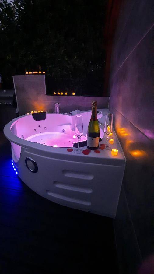 Tente pour 2 personnes, avec Jacuzzi et Terrasse ainsi que Jardin et Sauna