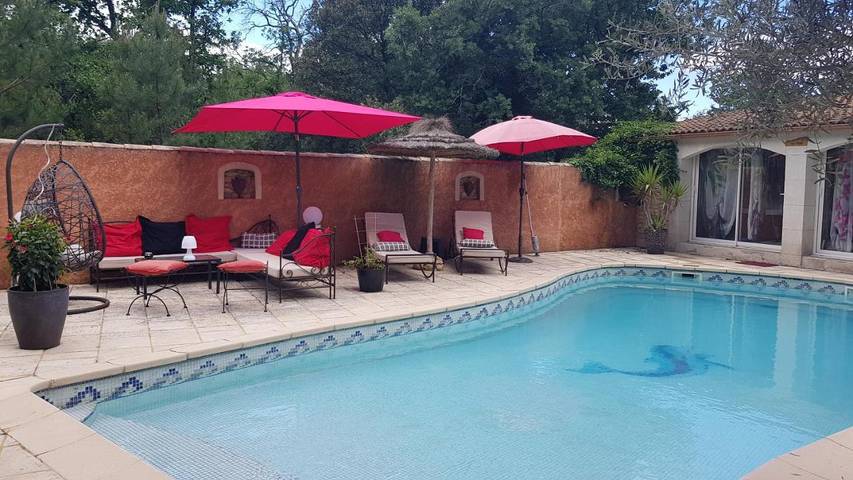 Location de vacances pour 6 personnes, avec jardin ainsi que piscine et jacuzzi à Sabran