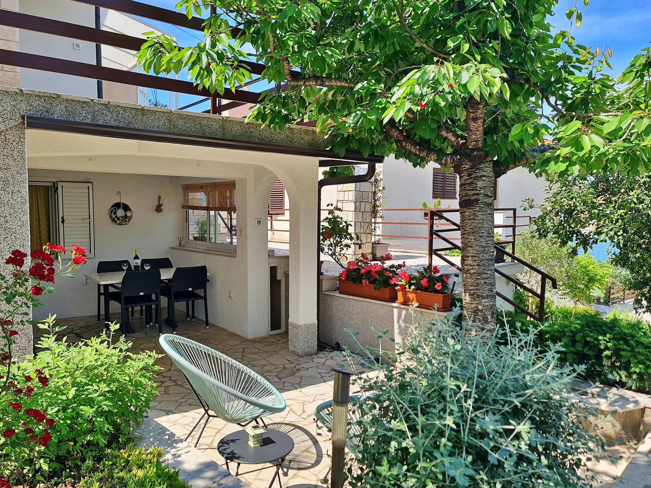 Ganze Wohnung, Apartment Beakovic - 40 m vom Meer und Strand entfernt, überdachte Terrasse, Außendusche, Grill, Sonnenliegen, Waschmachine in Silo (Krk), Krk