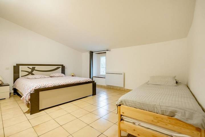 Location de vacances pour 18 personnes, avec vue ainsi que piscine et jardin, animaux acceptés à Banon - 4