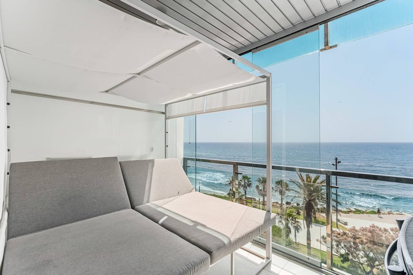 Entire apartment, Apartment 'Sea Side Purisima' with Sea View, Wi-Fi and Air Conditioning in Torrevieja Centre, Torrevieja