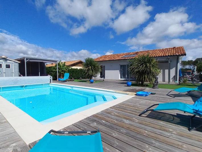 Location de vacances pour 4 personnes, avec terrasse et piscine à Escource