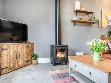 Log Cabin for 4 People in Aston Cantlow, Heart of England, Photo 2