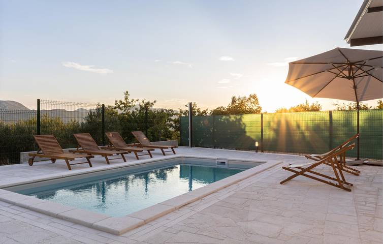 Geräumige 2-Zimmer-Wohnung mit Pool, Terrasse und WLAN in Dalmatinisches Zagora