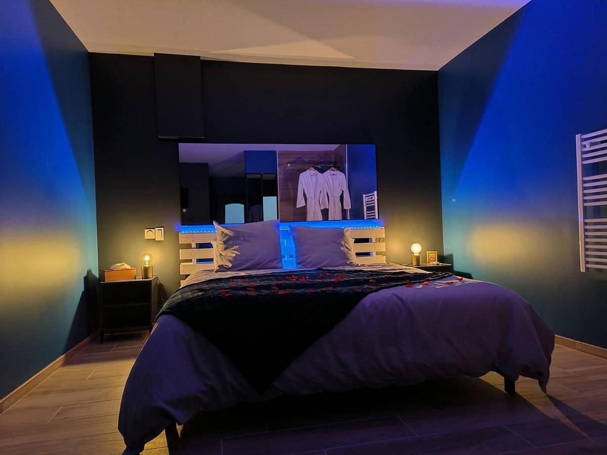 Appartement entier, Appartement Love Room avec Jacuzzi Privatif in Bourg-Argental, Parc Naturel Régional du Pilat