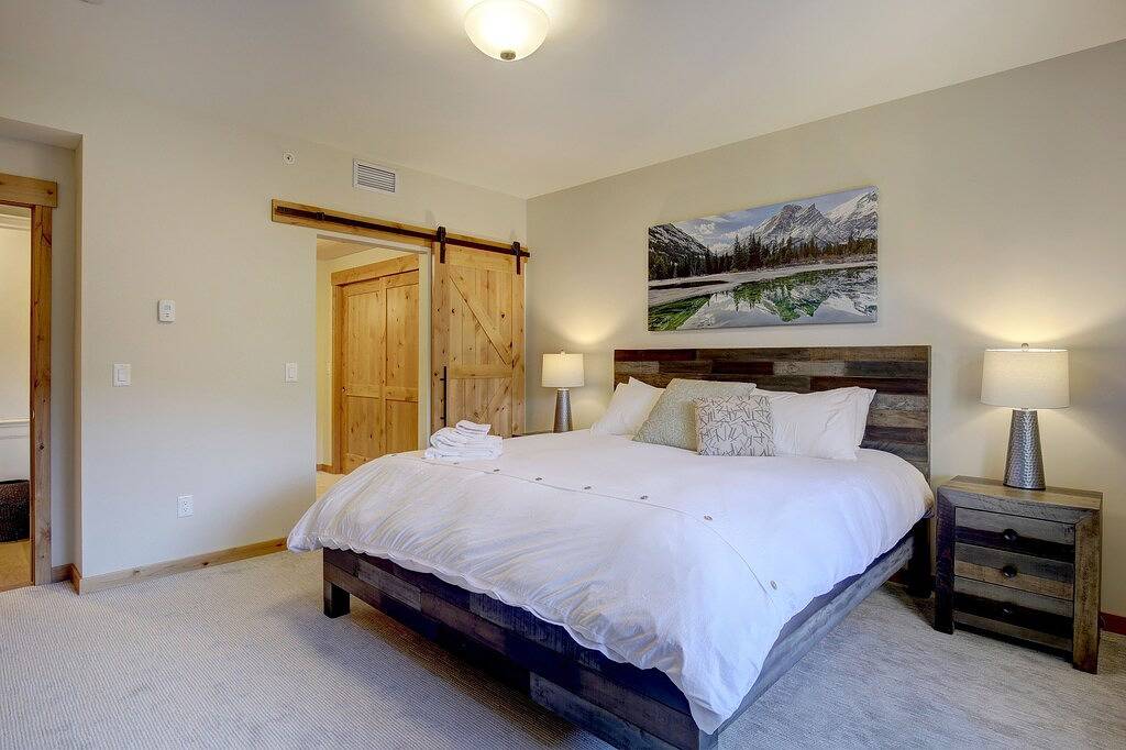 Ganze Wohnung, White Spruce 209 | Palatial Condo + Hot Tub Access in Canmore, Banff-Nationalpark