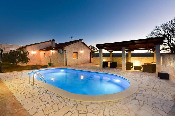 Ferienhaus für 7 Personen, mit Pool und Meerblick sowie Garten, mit Haustier in Zadar