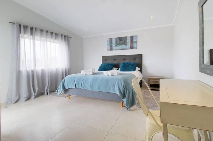 Luxury 5 Bedroom Villa with private pool Walking Distance to Old Town & Marina! in Albufeira e Olhos de Água, Faro Distrikt