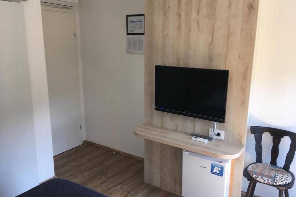 Guesthouse Family Bosnic - Duplex Family Room with Balcony - Gallery - 1 in Smoljanac, Plitvicer Seen