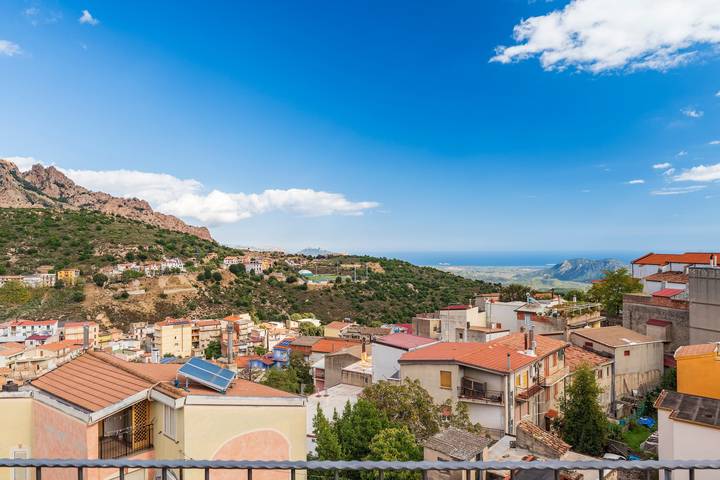 Casa Vacanze 'Sa Omu 'Eccia' con Vista Mare e Terrazza Privata in Villagrande Strisaili, Barbagia