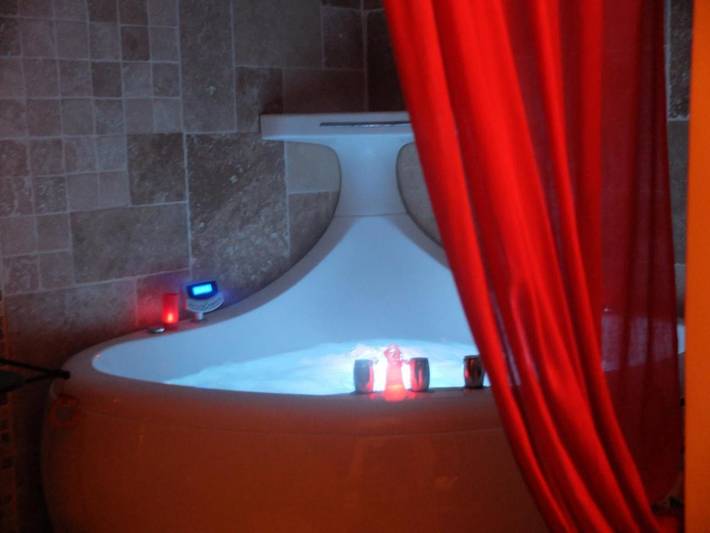 Chambre d’hôte pour 2 personnes, avec Terrasse et Jacuzzi ainsi que Jardin et Piscine à Plan-d'Orgon