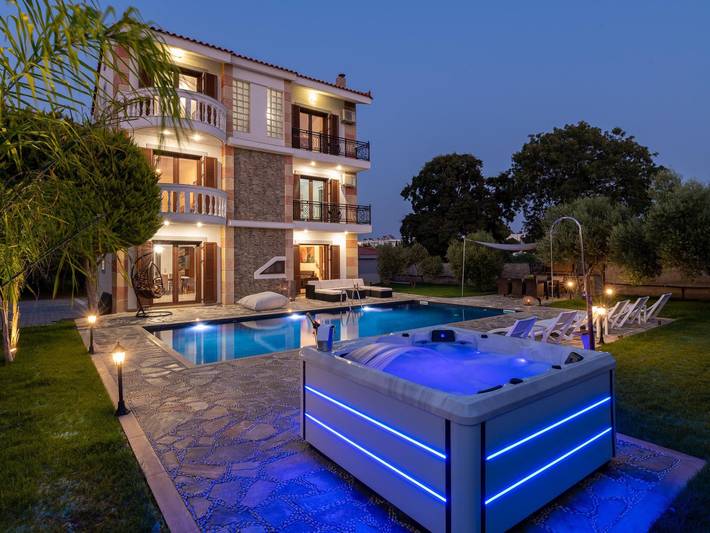 Ferienhaus für 8 Personen, mit Balkon und Whirlpool sowie Garten und Pool