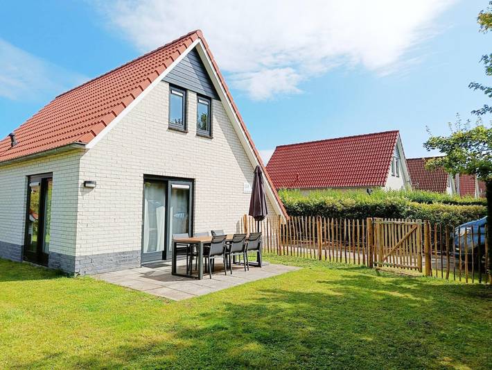Bungalow voor 6 personen, with tuin and terras as well as sauna, kindvriendelijk in Zeeuws-Vlaanderen