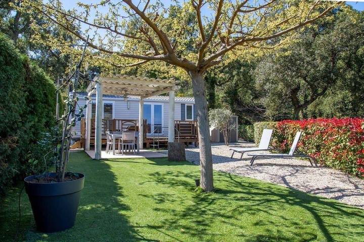 Camping pour 4 personnes, avec piscine et jardin ainsi que vue et terrasse