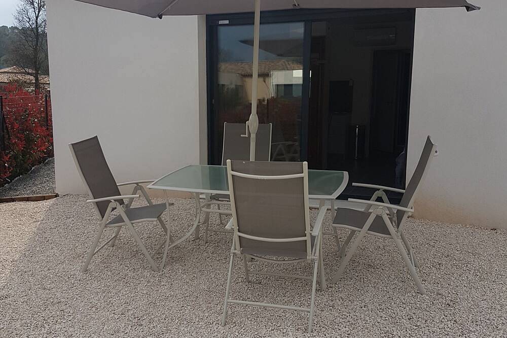 Entire apartment, Rental air-conditioned studio var in La Crau, Toulon region