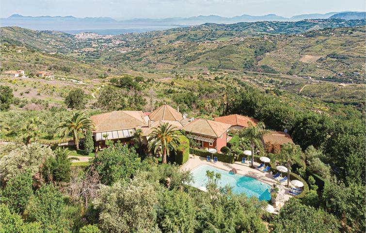 Ganze Ferienwohnung, Terrassenwohnung am Pool in Laureana Cilento in Laureana Cilento, Cilento Coast