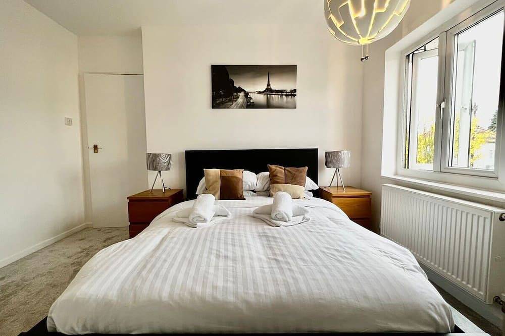Rest on Super-King Bed under The Starry Night in Abbey Ward, Cambridge