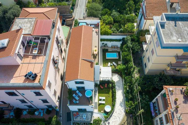 Villa per 19 persone, con balcone e idromassaggio nonché giardino in Sant'Agnello