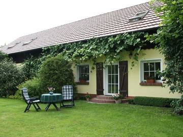 Ferienwohnung für 2 Personen, mit Garten und Terrasse sowie Seeblick, kinderfreundlich in Byhleguhre-Byhlen