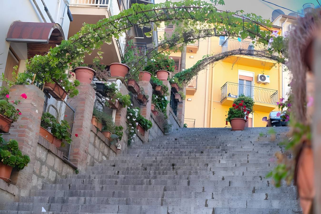Monolocale intero, Appartamento 'Il Cortile Holiday House - Dimora Moderna' con Balcone, Wi-Fi e Aria Condizionata in Caccamo, Provincia di Palermo