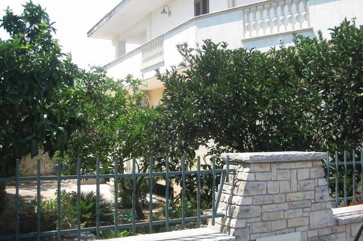 Location de vacances pour 8 personnes, avec jacuzzi ainsi que jardin et balcon à Corsano