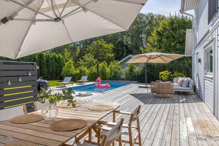 Villa för 8 Personer, med trädgård samt pool och bastu i Danderyd