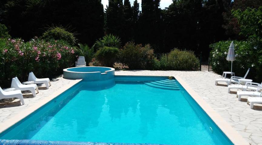Gîte pour 9 personnes, avec terrasse ainsi que piscine et jardin à Camélas