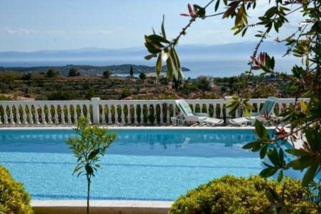 Location de vacances pour 4 personnes, avec Balcon et Terrasse ainsi que Jardin et Piscine à Porto Heli