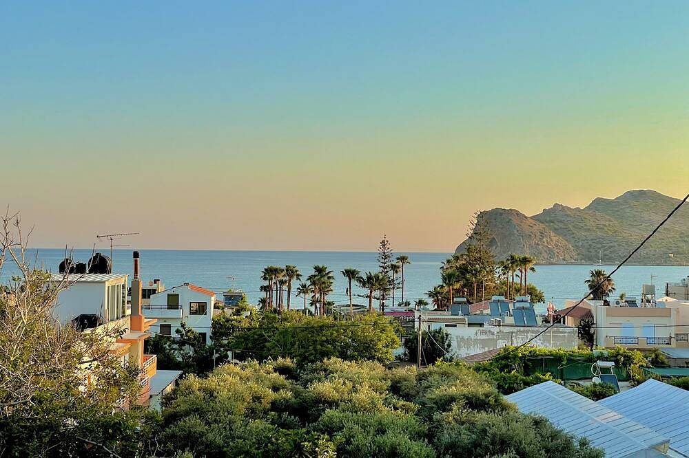 Luxurious 3-bedroom house with panoramic sea view 3 minutes walk from the beach in Agia Marina, Chaniaregionen