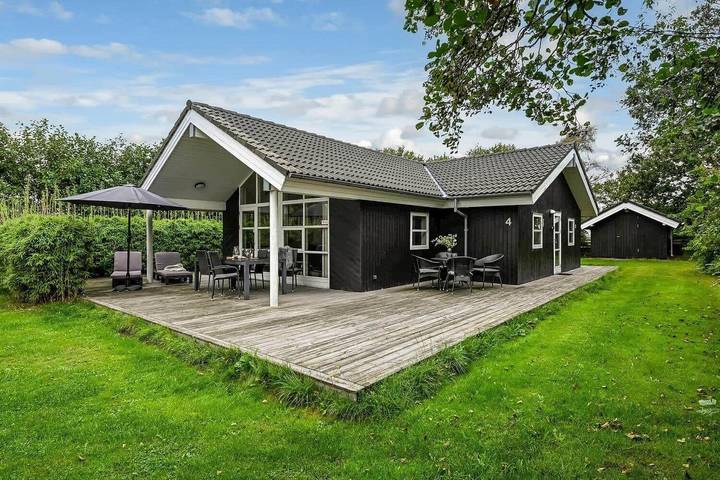 Vakantiehuis voor 6 personen, with Whirlpool and Terras as well as Sauna in Bork Havn