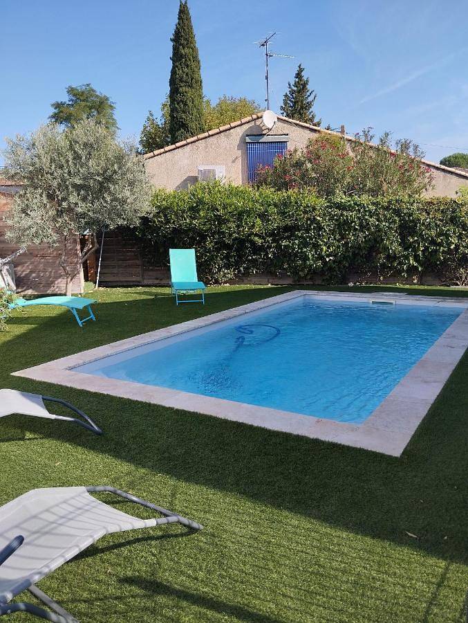 Gîte pour 4 personnes, avec terrasse ainsi que jardin et piscine à Bédarrides - 2