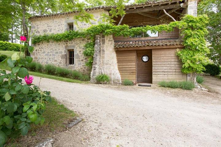 Location de vacances pour 4 personnes, avec Balcon et Terrasse ainsi que Jardin et Piscine à Castelculier