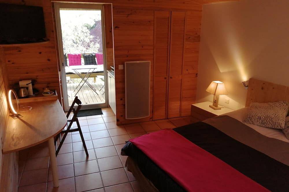 Entire apartment, Gîte \"tilo\" Dans Propriété Face au Lac du Salagou in Liausson, Lodève region