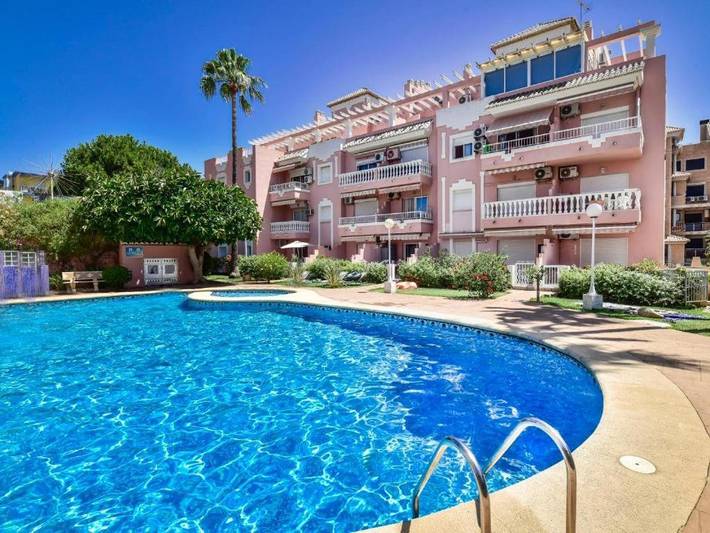 Appartement de vacances pour 2 personnes, avec vue et bassin pour enfant ainsi que piscine et jardin