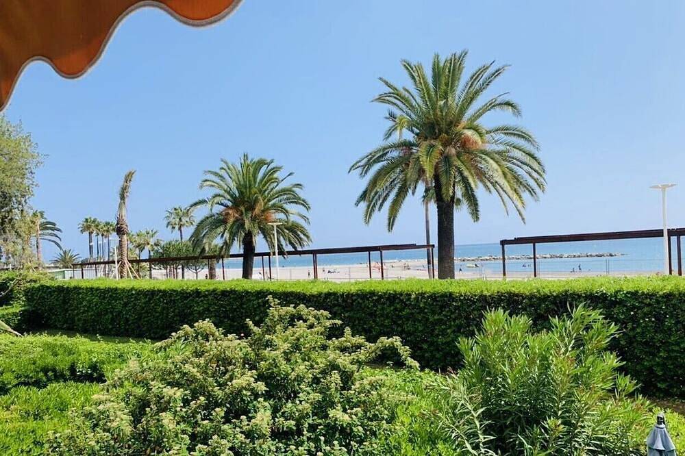 Geheel appartement, Magnificent 2/4-person beachfront apartment near Cap 3000 in Saint-Laurent-du-Var, Cannes regio