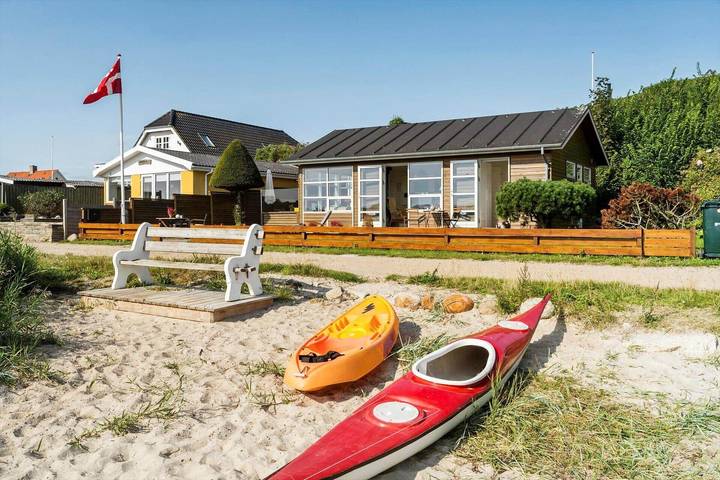 Ferieudlejning for 4 personer, med terrasse i Hejlsminde