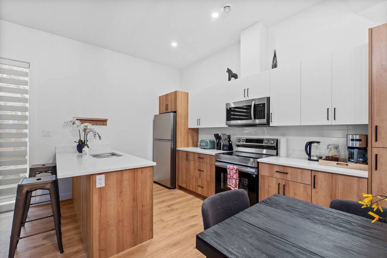 Ganze Wohnung, Luxuriöses großes Loft mit 3 Schlafzimmern in Saskatchewan Drive in Edmonton, Alberta