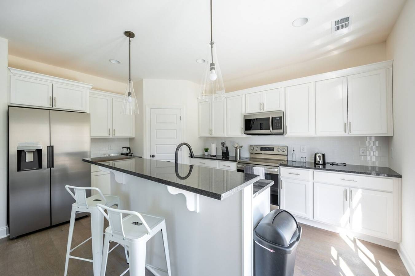 Entire apartment, 1 King 2 Queens | Garage | Yard | Washer & Dryer in Nashville, Old Hickory Lake