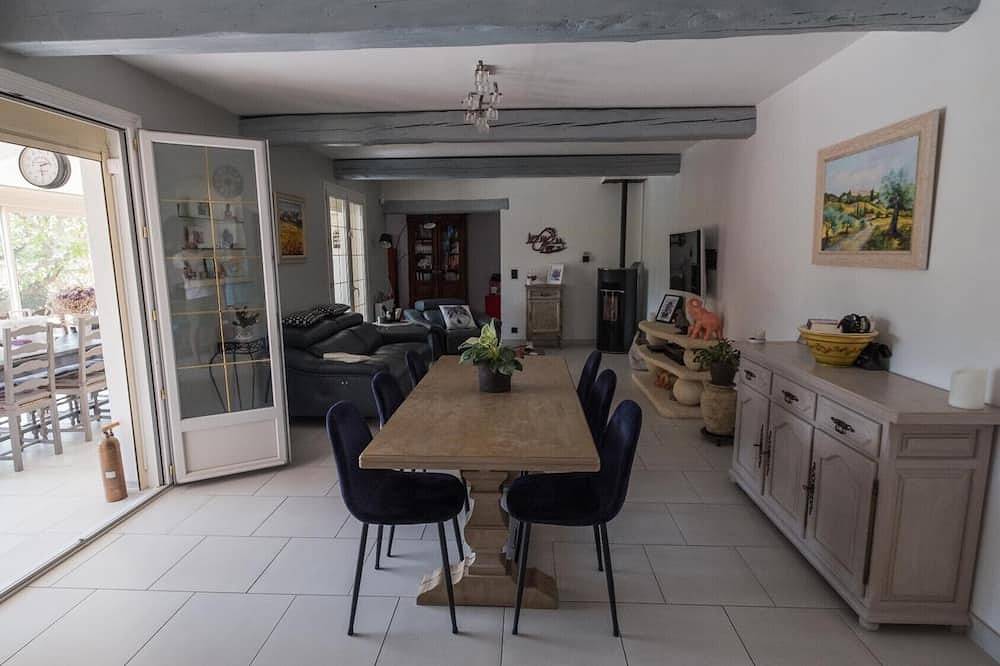 Villa with pool at the foot of the Luberon in Maubec, Regionaler Naturpark Luberon