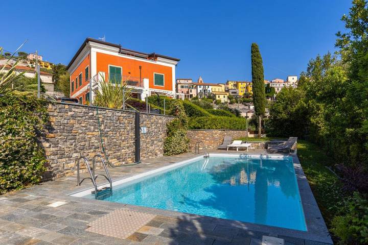 Ferienwohnung für 4 Personen, mit Terrasse und Garten sowie Pool und Ausblick