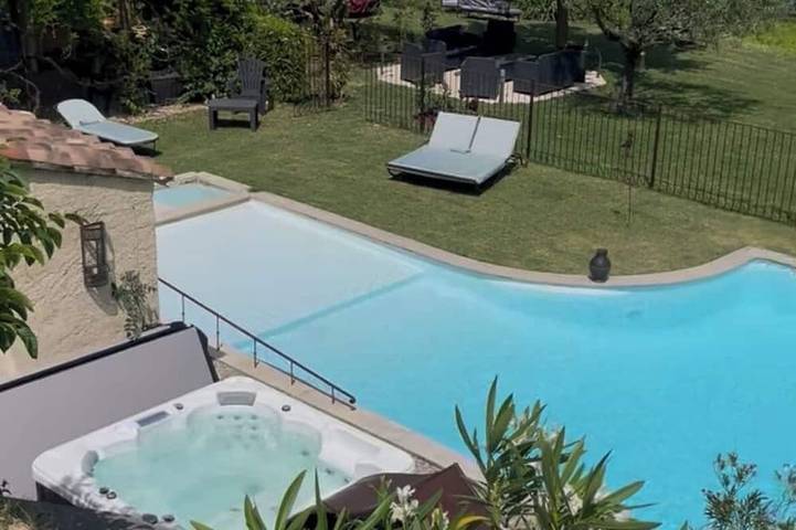 Holiday home for 8 people, with hot tub and garden - 1