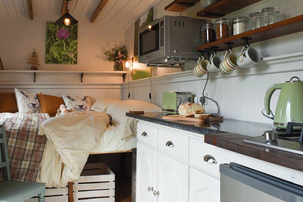 Spruce Shepherd's Hut in Wilmslow, Cheshire East