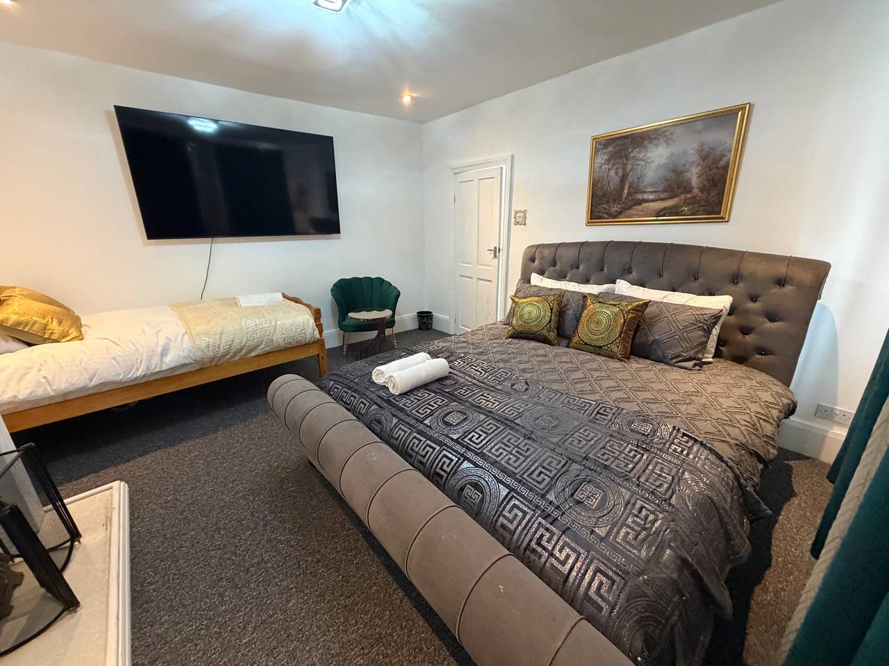 3 Bedroom House Sleeps 7 - Free Parking in Stockport, Grand Manchester
