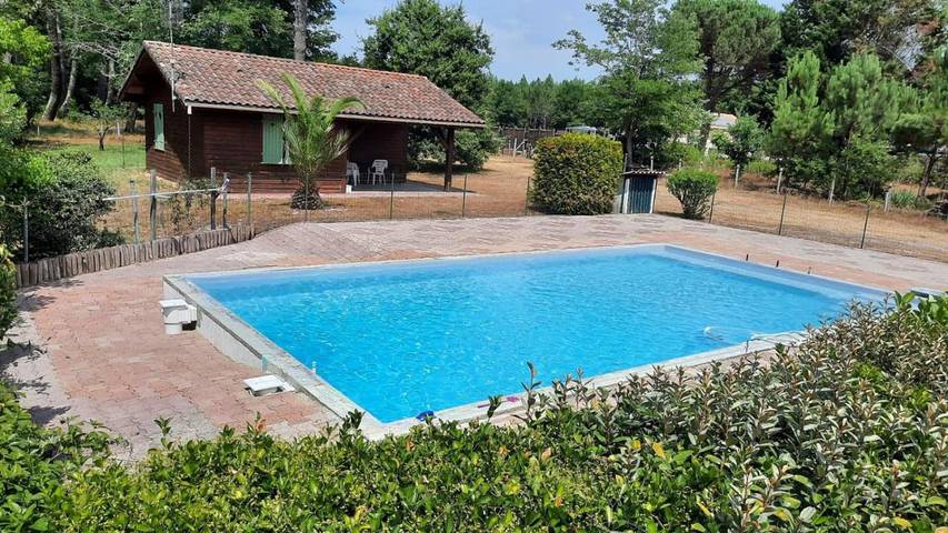 Chalet pour 5 personnes, avec Terrasse ainsi que Jardin et Piscine