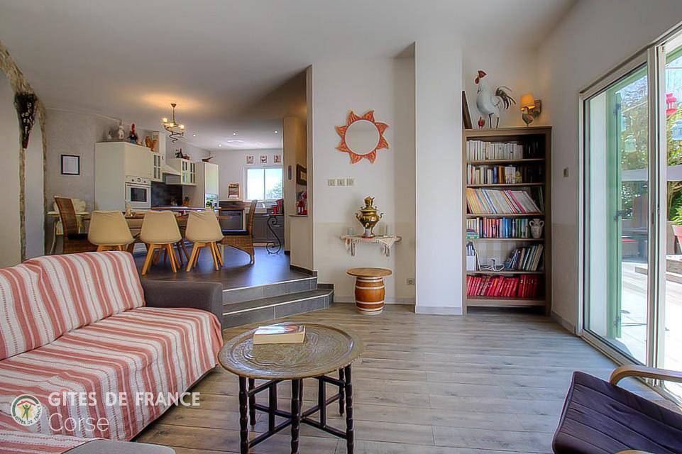 A casa sopra in Talasani, Corte en omgeving