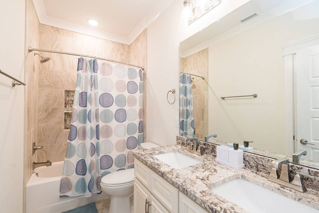 Clean home on quiet street/Walk to beach & shops/Small, non-shedding dogs in Yaupon Beach, Oak Island (NC)