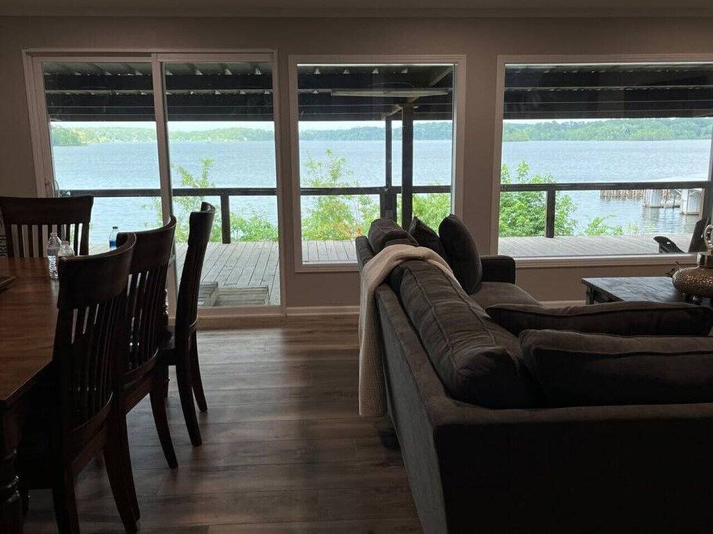 Angler`s Cove · Waterfront House with Amazing Views & Giant Deck in Toledo Bend Reservoir