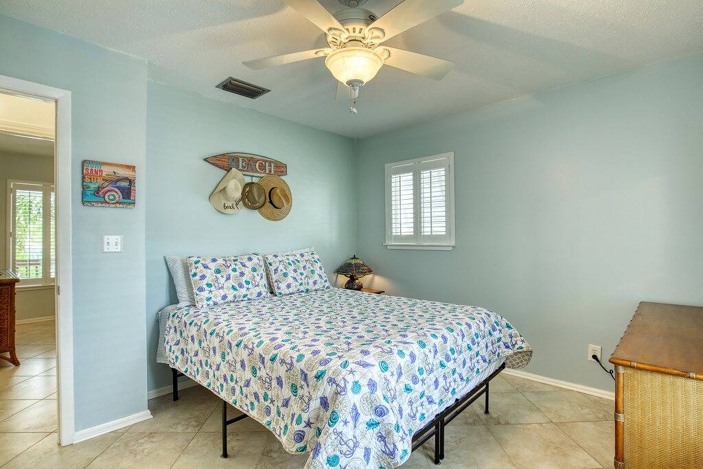 Waterfront escape with dock, furnished deck & patio, grill & central Ac in Marathon, Monroe County