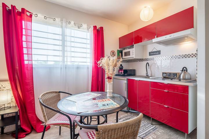 Hel studio-lejlighed, Studio 'La Perle Du Sud' with Private Patio, Wi-Fi, and Air Conditioning in Villeneuve-lès-Béziers, Middelhavskysten (Frankrig)